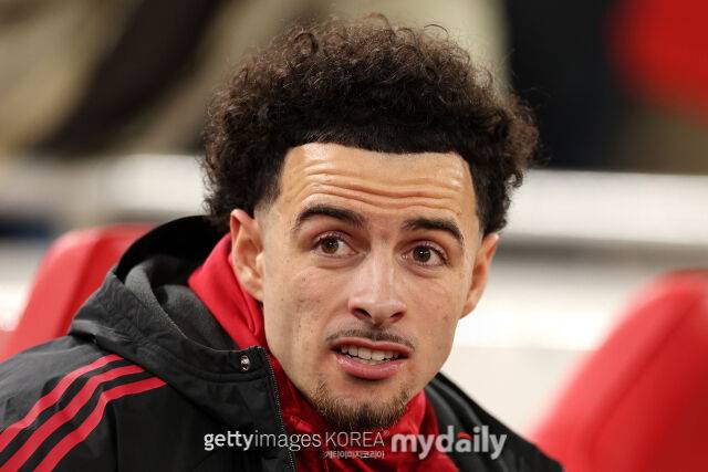 리버풀 커티스 존스가 2월 1일 영국 리버풀의 안필드에서 열린 2025-26시즌 잉글랜드 프리미어리그 24라운드 뉴캐슬 유나이티드와의 경기에서 벤치에 앉아 있다. /게티이미지코리아