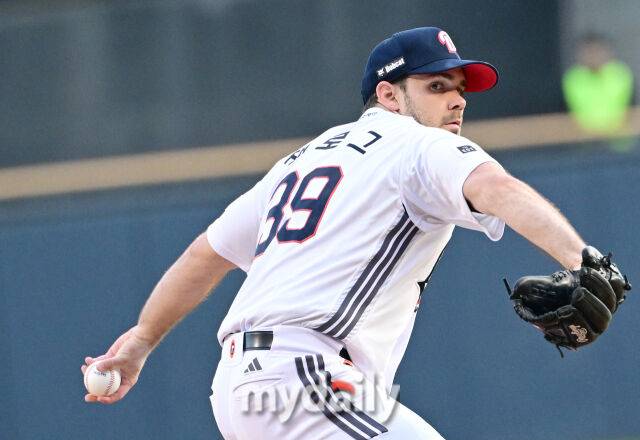 두산 잭로그가 17일 KIA전에서 역투하고 있다./유진형 기자