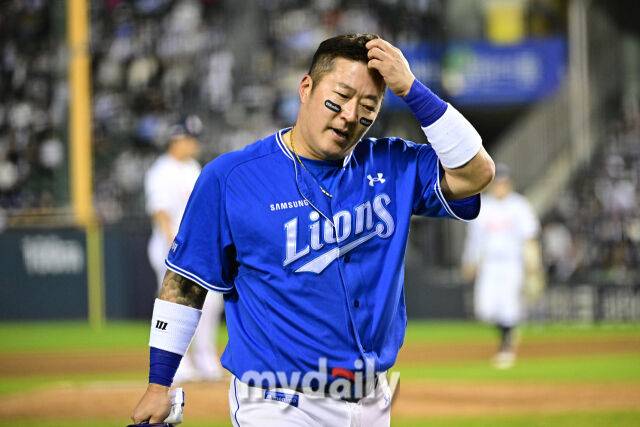 삼성 최형우가 28일 두산전에서 연장 적시타를 날린 뒤 대주자와 교체되고 있다./잠실야구장=한혁승 기자