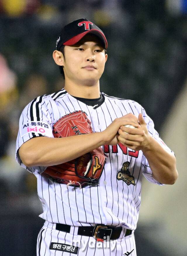 2026년 4월 21일 오후 서울 잠실구장에서 열린 '2026 신한 SOL KBO리그' 한화 이글스와 LG 트윈스의 경기. LG 김영우가 8회초 구원등판해 투구를 준비하고 있다./마이데일리