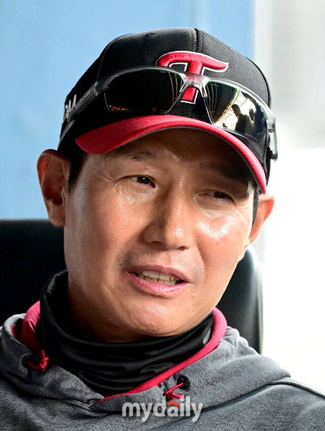 2026년 4월 21일 오후 서울 잠실구장에서 열린 '2026 신한 SOL KBO리그' 한화 이글스와 LG 트윈스의 경기. LG 염경엽 감독이 취재진들과 이야기를 나누고 있다./마이데일리