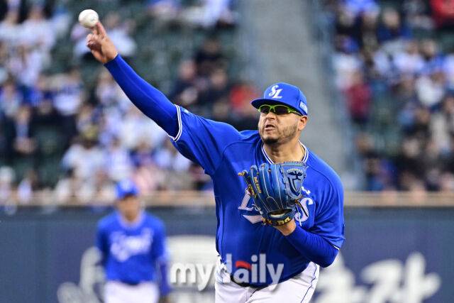 삼성 후라도가 28일 두산전에서 역투하고 있다./한혁승 기자