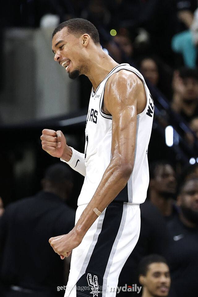 웸반야마가 29일 포틀랜드와 경기에서 득점에 성공한 후 주먹을 불끈 쥐고 있다. /게티이미지코리아