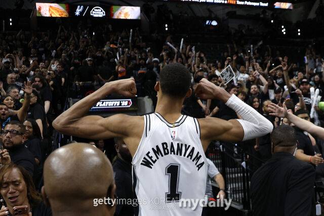팬들 앞에서 승리 세리머니를 펼치는 웸반야마. /게티이미지코리아