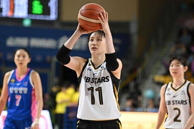 청주 KB국민은행 스타즈 강이슬이 26일 용인체육관에서 열린 용인 삼성생명 블루밍스와의 BNK 금융 2025-2026 여자프로농구 챔피언결정전 3차전에서 슛을 시도하고 있다. /WKBL 제공