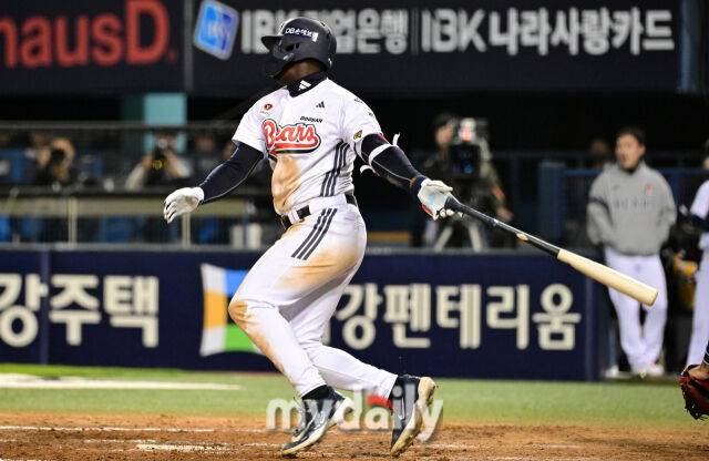 두산 카메론이 29일 삼성전에서 5회 말 1타점 적시타를 날리고 있다./잠실야구장=유진형 기자