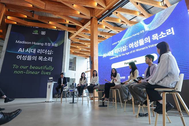 젠슨 황 엔비디아 최고경영자(CEO)의 딸인 매디슨 황 엔비디아 옴니버스 및 로보틱스 제품 마케팅 부문 수석 이사가 지난 28일 서울 관악구 서울대학교에서 ‘AI 시대 리더십: 여성들의 목소리’를 주제로 강연하고 있다. [연합]