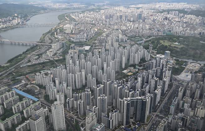 지난 28일 오후 서울 송파구 롯데월드타워 전망대 서울스카이에서 바라본 서울 송파구와 경기도 하남 일대의 아파트 단지. 윤창빈 기자