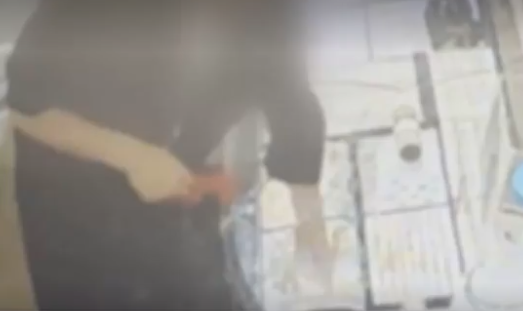 경기 광주 금은방 절도범이 진열장 유리를 망치(오른손)로 깬 뒤 금팔찌를 훔쳐내는 모습. [MBC 보도화면 갈무리]