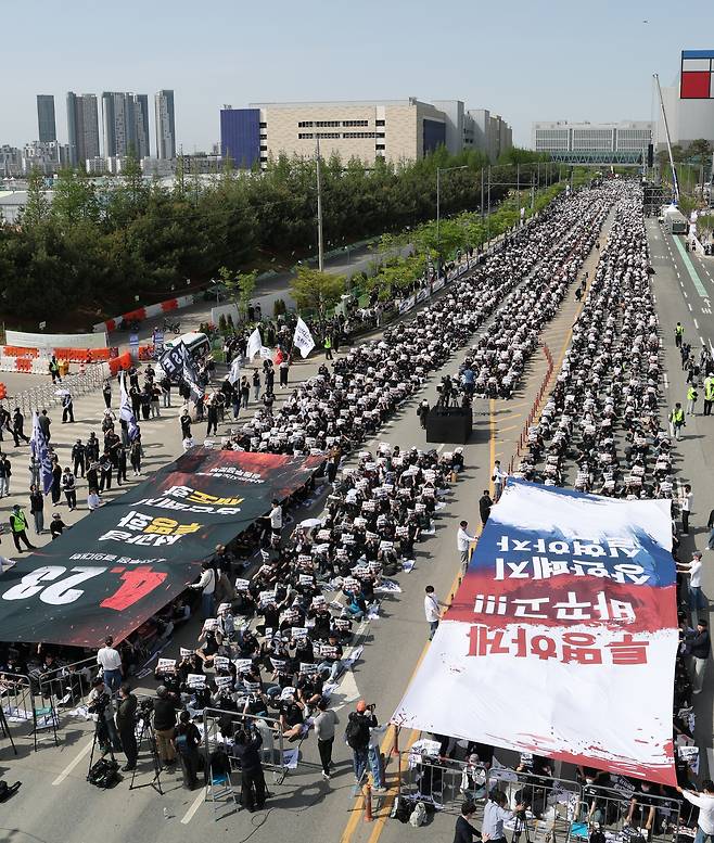 23일 오후 경기 평택시 삼성전자 평택캠퍼스 앞에서 삼성전자노동조합 공동투쟁본부 주최로 열린 4·23 투쟁 결의대회에서 참가자들이 구호를 외치고 있다.  평택=윤창빈 기자