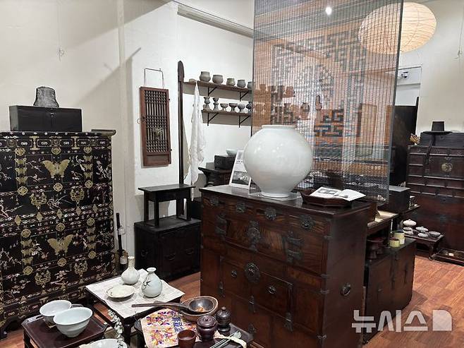 [서울=뉴시스] 유하영 인턴기자= 27일 답십리 고미술상가내 위치한 고미술 상점 '가화'의 모습. 달항아리의 좌측 벽면으로는 1300년됐다는 토기들이 줄지어 전시되어 있다.2026.04.27.