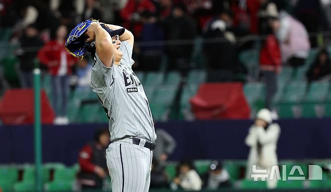 [인천=뉴시스] 최진석 기자 = 한화 김서현이 7일 인천 랜더스필드에서 열린 2026 KBO리그 한화 이글스와 SSG 랜더스의 경기에서 6대2로 승리 후 기뻐하고 있다. 2026.04.07. myjs@newsis.com