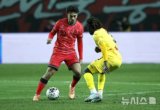 [서울=뉴시스] 정병혁 기자 = 18일 오후 서울 마포구 서울월드컵경기장에서 열린 축구 국가대표팀 평가전 대한민국과 가나의 경기, 카스트로프가 공을 사수하고 있다. 2025.11.18. jhope@newsis.com