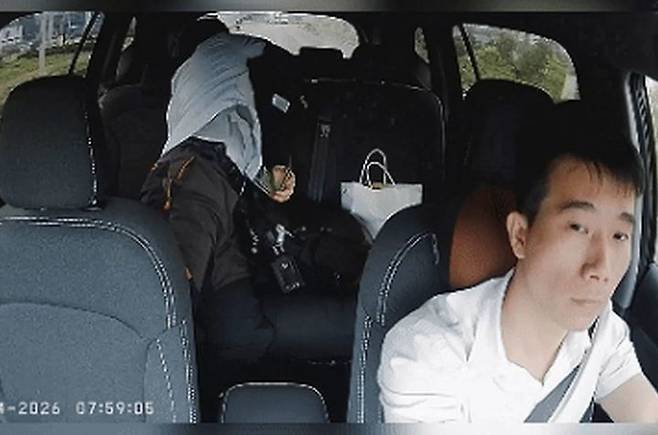 [서울=뉴시스] 하노이에서 어린 딸을 태우고 운행하던 택시기사의 차량 블랙박스 영상 속에서 한국인 승객이 아이를 발견한 뒤 용돈을 건네는 모습이 포착됐다. (사진=SNS 영상 캡처)
