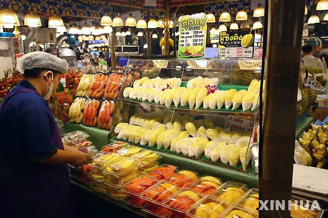 [방콕=신화/뉴시스] 태국 수도 방콕 시내에서 노점상이 과일을 팔고 있다. 자료사진. 2026.04.29