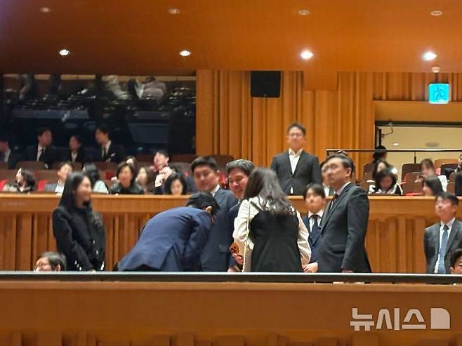 [서울=뉴시스] 권민지 기자 = 정용진 신세계 회장이 배우자 한지희씨의 데뷔 앨범 발매 기념 콘선트 공연장에서 참석자들과 인사를 나누고 있다. 2026.04.29. ming@newsis.com