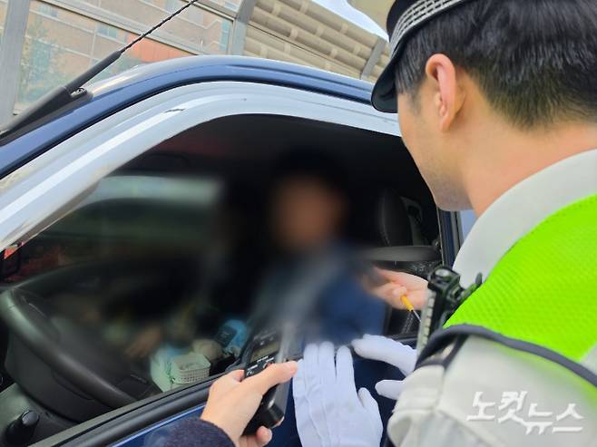 대전경찰이 우회전 일시 정지를 위반한 차량 운전자에게 단속 내용을 설명하고 있다. 박우경 기자