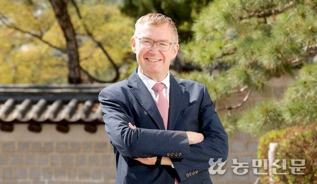 콜린 크룩스 주한영국대사가 덕수궁 돌담 옆에서 팔짱을 끼고 미소 짓고 있다. 사진=김원철 프리랜서 기자