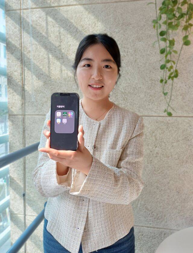 유튜브에서 ‘머니다람쥐’로 활동하고 있는 이수연씨가 앱테크용 애플리케이션을 모아둔 ‘지출 방어’ 카테고리 화면을 들어 보이고 있다.