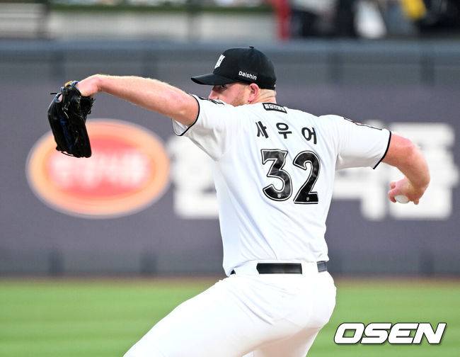 [OSEN=수원, 이대선 기자] 28일 수원 KT위즈파크에서 2026 신한 SOL KBO리그 KT 위즈와 LG 트윈스의 경기가 열렸다.이날 KT는 맷 사우어, LG는 라클란 웰스를 선발로 내세웠다.1회초 무사에서 KT 선발투수 사우어가 역투하고 있다. 2026.04.28 /sunday@osen.co.kr