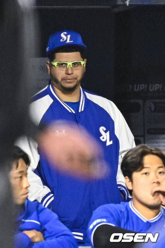 [OSEN=잠실, 박준형 기자] 28일 오후 서울 잠실구장에서 2026 신한 SOL KBO리그 두산 베어스와 삼성 라이온즈의 경기가 진행됐다.이날 두산은 곽빈을, 삼성은 후라도를 선발투수로 내세웠다.9회말 동점 허용하며 승리가 날아간 삼성 선발투수 후라도가 아쉬워하고 있다.     2026.04.28 / soul1014@osen.co.kr