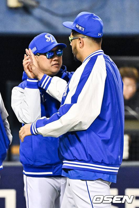 [OSEN=잠실, 박준형 기자] 삼성이 천신만고 끝 연패를 끊어냈다.프로야구 삼성 라이온즈는 28일 서울 잠실구장에서 열린 2026 신한 SOL KBO리그 두산 베어스와의 시즌 4번째 맞대결에서 연장 접전 끝 5-4로 승리했다.경기종료 후 삼성 박진만 감독이 후라도와 하이파이브를 하고 있다.     2026.04.28 / soul1014@osen.co.kr