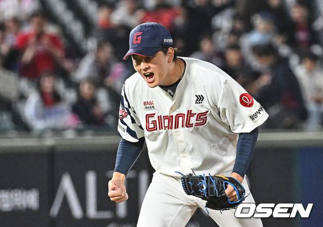 [OSEN=부산, 이석우 기자] 28일 부산 사직야구장에서 2026 신한 SOL KBO 리그 롯데 자이언츠와 키움 히어로즈의 경기가 열렸다. 홈팀 롯데는 김진욱이, 방문팀 키움은 알칸타라가 선발 출전했다.롯데 자이언츠 김원중이 9회말 2사 키움 히어로즈 김건희를 삼진으로 잡고 5-4로 승리한 후 포효하고 있다. 2026.04.28 / foto0307@osen.co.kr