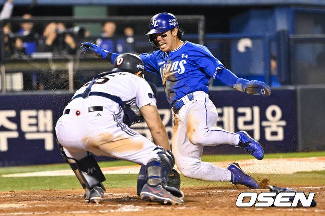 [OSEN=잠실, 박준형 기자] 28일 오후 서울 잠실구장에서 2026 신한 SOL KBO리그 두산 베어스와 삼성 라이온즈의 경기가 진행됐다.이날 두산은 곽빈을, 삼성은 후라도를 선발투수로 내세웠다.연장 10회초 1사 2루 삼성 최형우의 1타점 적시타때 2루 주자 김성윤이 홈쇄도해 득점 성공하고 있다.      2026.04.28 / soul1014@osen.co.kr