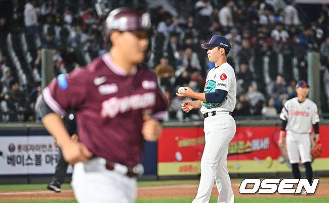 [OSEN=부산, 이석우 기자] 28일 부산 사직야구장에서 2026 신한 SOL KBO 리그 롯데 자이언츠와 키움 히어로즈의 경기가 열렸다. 홈팀 롯데는 김진욱이, 방문팀 키움은 알칸타라가 선발 출전했다.롯데 자이언츠 선발 투수 김진욱이 5회초 1사 만루 키움 히어로즈 김건희에게 역전 밀어내기 볼넷을 내주고 아쉬워하고 있다. 2026.04.28 / foto0307@osen.co.kr