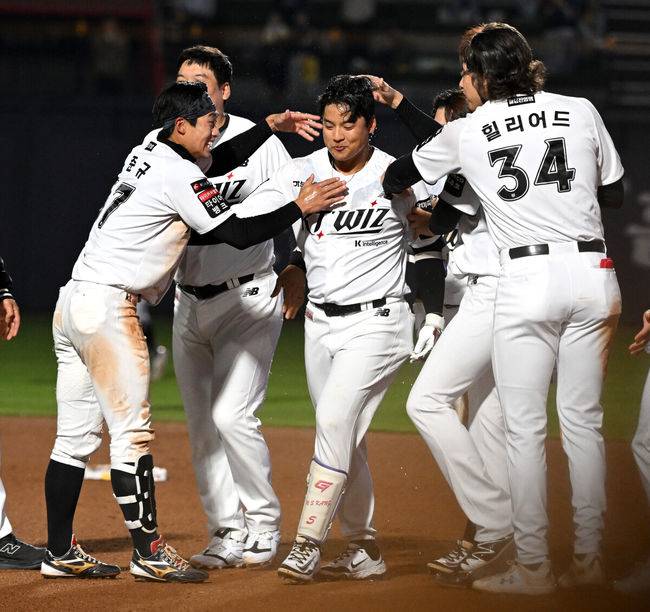 [OSEN=수원, 이대선 기자] 28일 수원 KT위즈파크에서 2026 신한 SOL KBO리그 KT 위즈와 LG 트윈스의 경기가 열렸다.이날 KT는 맷 사우어, LG는 라클란 웰스를 선발로 내세웠다.10회말 2사 1,2루에서 KT 강민성이 끝내기 안타를 치고 환호하고 있다. 2026.04.28 /sunday@osen.co.kr