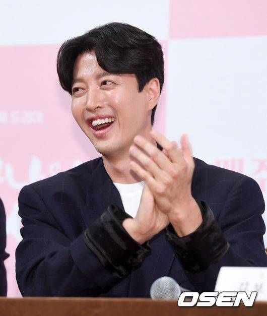 [OSEN=민경훈 기자] 21일 오후 서울 강남구 논현동 임피리얼 팰리스 서울 셀레나홀에서 KBS2 수목 드라마 '단, 하나의 사랑' 제작발표회가 열렸다.기자회견중 이동건이 박장대소를 하고 있다./rumi@osen.co.kr