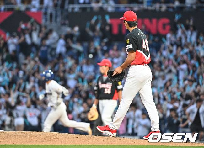 [OSEN=창원, 이석우 기자] 29일 창원NC파크에서 2026 신한 SOL KBO 리그 NC 다이노스와 KIA 타이거즈의 경기가 열렸다. 홈팀 NC는 구창모가, 방문팀 KIA는 이의리가 선발 출전했다. KIA 타이거즈 이의리가 1회말 1사 1루 NC 다이노스 박건우에게 우월 2점 홈런을 맞고 타구 방향을 바라보고 있다. 2026.04.29 / foto0307@osen.co.kr