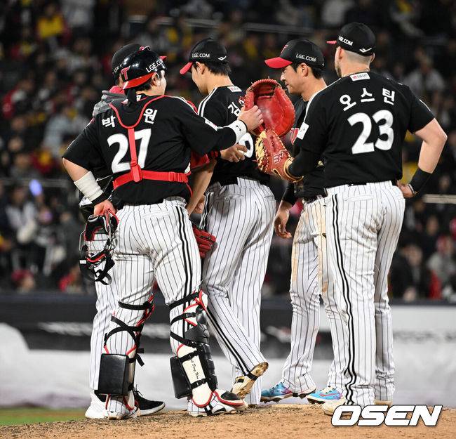 [OSEN=수원, 이대선 기자] 28일 수원 KT위즈파크에서 2026 신한 SOL KBO리그 KT 위즈와 LG 트윈스의 경기가 열렸다.이날 KT는 맷 사우어, LG는 라클란 웰스를 선발로 내세웠다.9회말 1사 만루에서 LG 김영우가 마운드를 내려가고 있다. 2026.04.28 /sunday@osen.co.kr