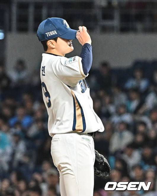 [OSEN=창원, 이석우 기자] 29일 창원NC파크에서 2026 신한 SOL KBO 리그 NC 다이노스와 KIA 타이거즈의 경기가 열렸다. 홈팀 NC는 구창모가, 방문팀 KT는 이의리가 선발 출전했다. NC 다이노스 임지민이 8회초 2사 만루 KIA 타이거즈 한준수에게 밀어내기 볼넷을 허용하고 아쉬워하고 있다. 2026.04.29 / foto0307@osen.co.kr