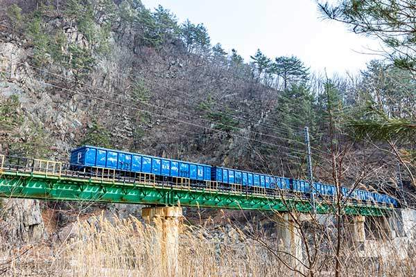 영동선을 오가는 화물열차.