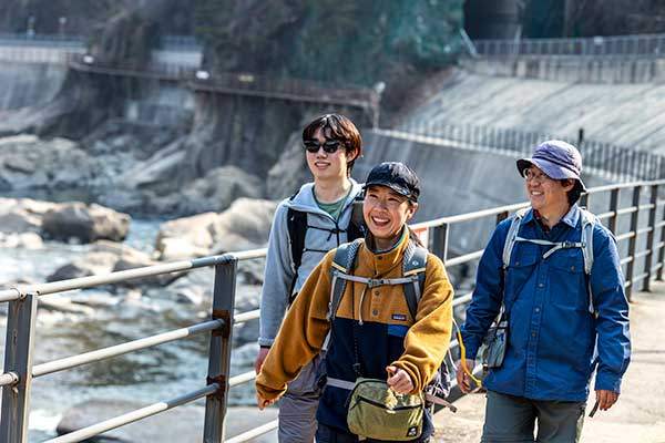 (왼쪽) 국립백두대간수목원에서 일하고 있는 주지원씨와 4년차 봉화 귀촌부부 정주리, 지유철씨.