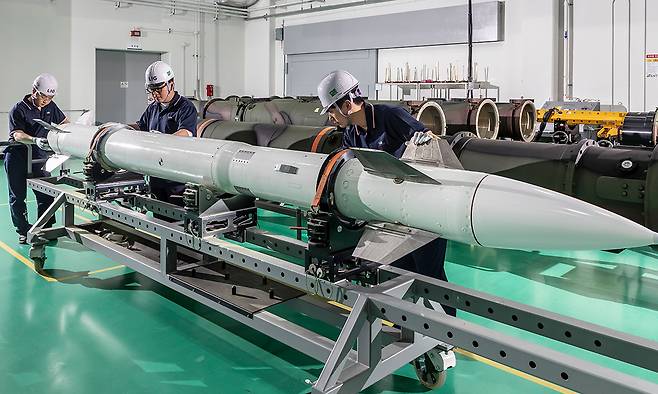 LIG D&A 관계자들이 천궁-Ⅱ 생산 시설에서 요격미사일을 점검하고 있다. LIG D&A 제공