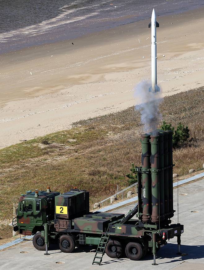 천궁-Ⅱ 발사차량에서 요격미사일이 발사되고 있다. LIG D&A 제공