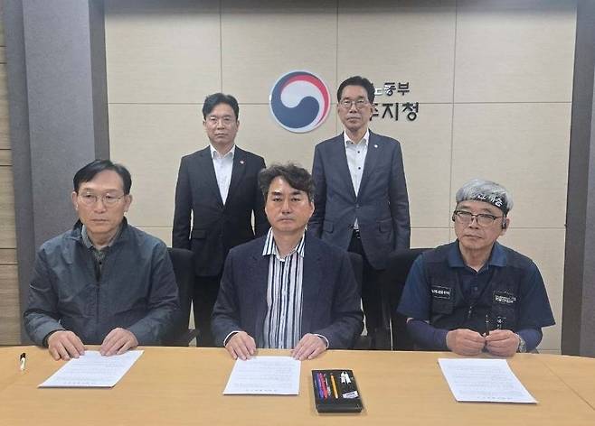 CU BGF 로지스와 민주노총 화물연대가 29일 경남 진주시 고용노동부 진주지청에서 단체 합의서에 잠정 합의하고 있다. 화물연대 제공