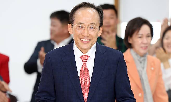 추경호 예비후보가 지난 26일 당의 대구시장 최종후보로 선출된 뒤 밝은 표정으로 국민의힘 대구시당으로 들어오고 있다. 대구=연합뉴스