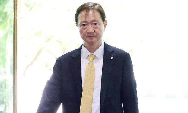 이찬진 금융감독원장이 29일 오후 서울 종로구 정부서울청사에서 열린 금융위원회 정례회의에 참석하기 위해 청사 로비로 들어서고 있다. 뉴시스