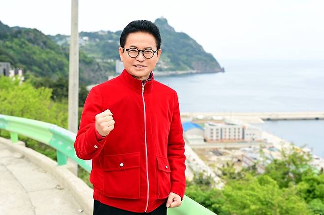 이철우 국민의힘 경북도지사 예비후보는 29일 "울릉도를 대한민국의 싱가포르, 세계인이 찾는 환상의 섬으로 만들겠다"며 울릉 발전 7대 구상을 발표한 뒤 파이팅을 외치고 있다. 이철우 국민의힘 경북도지사 예비후보 캠프 제공