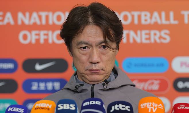 2026 북중미 월드컵을 앞두고 유럽에서 A매치 2연전을 치른 축구 국가대표팀 홍명보 감독이 지난 2일 인천국제공항 제2여객터미널을 통해 귀국해 취재진 질문을 듣고 있다. 연합뉴스