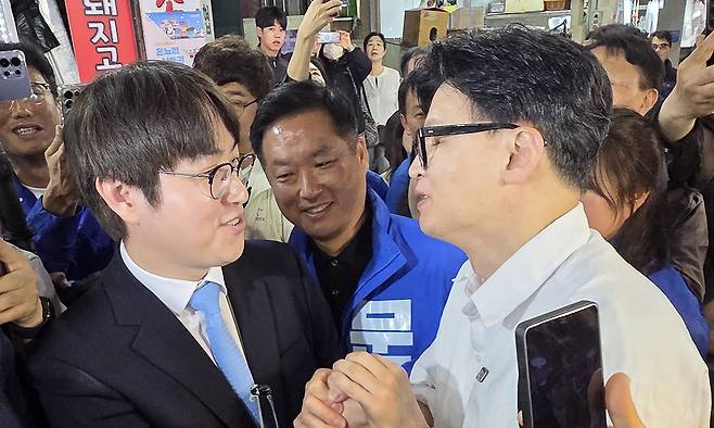 하정우·한동훈, 구포시장 첫 대면 부산 북갑 보궐선거 출마가 유력한 하정우 전 청와대 인공지능(AI)미래기획수석(왼쪽)과 무소속으로 출마하는 한동훈 전 국민의힘 대표가 29일 오후 부산 북구 구포시장에서 만나 손을 맞잡고 인사하고 있다. 부산=연합뉴스