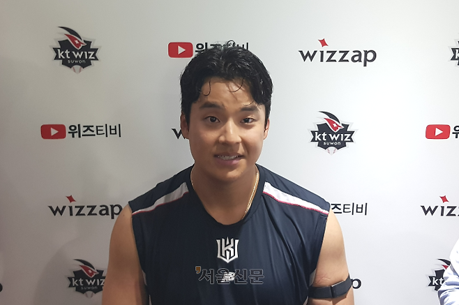 경기 후 벅찬 표정으로 취재진과 인터뷰하는 강민성. 2026.4.29 류재민 기자