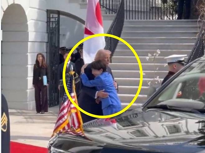 2026년 3월 19일 미 워싱턴 DC 백악관에 도착한 다카이치 사나에 일본 총리(오른쪽)가 미리 기다리고 있던 도널드 트럼프 미국 대통령과 포옹하며 친밀감을 표하고 있다. 사진 엑스 캡처