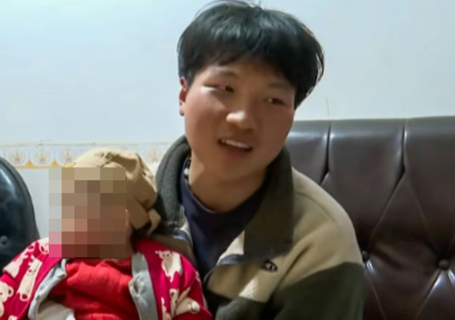 중국에서 6명의 동생을 부양하기 위해 대학 진학까지 포기한 채 돼지고기 장사에 나선 21세 청년의 사연이 알려지며 온라인상에서 갑론을박이 벌어지고 있다. 더우인