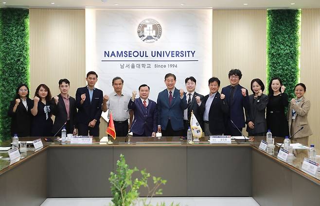 남서울대학교 교수진과 베트남산업상업대학교 대표단이 28일 한국유학 연계 교육과정 확대 방안을 논의 후 기념촬영을 하고 있다. ⓒ남서울대학교 제공