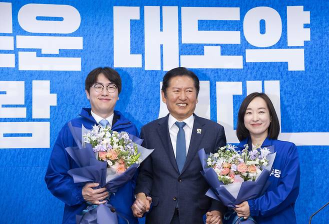하정우&nbsp;전 청와대 AI 수석(왼쪽)과 전은수 전 청와대 대변인(오른쪽)이 29일 국회에서 열린 더불어민주당 인재 영입식에서 정청래 대표와 기념 촬영하고 있다. ⓒ연합뉴스