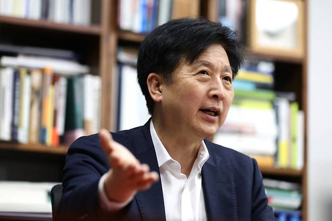코리아 프리미엄 K-자본시장특별위원회 위원장인 오기형 더불어민주당 의원이 27일 국회 의원회관에서 시사저널과 인터뷰를 하고 있다. ⓒ시사저널 박은숙